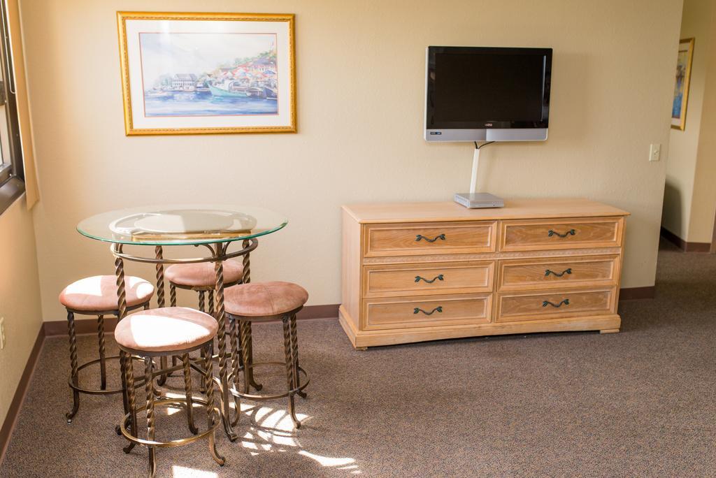Forum Pompano Beach Room photo
